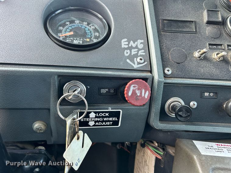 image for item DQ0957 1992 Mack RD690S  bucket truck