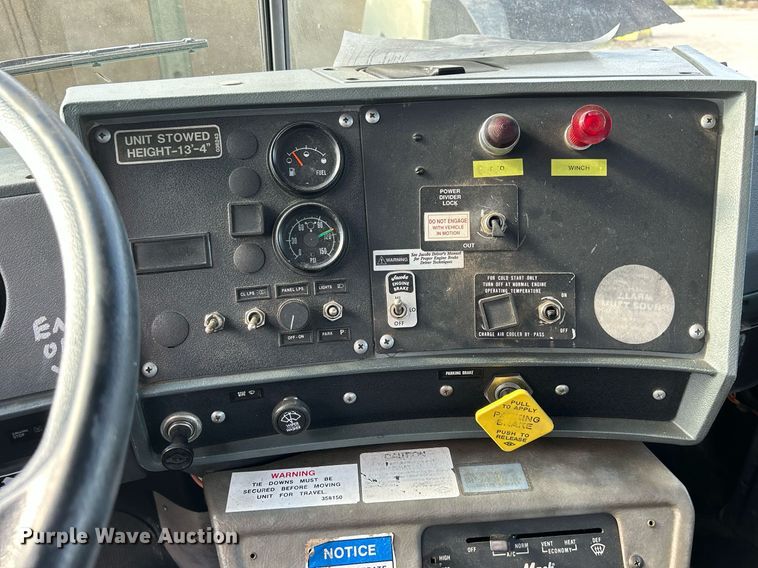 image for item DQ0957 1992 Mack RD690S  bucket truck