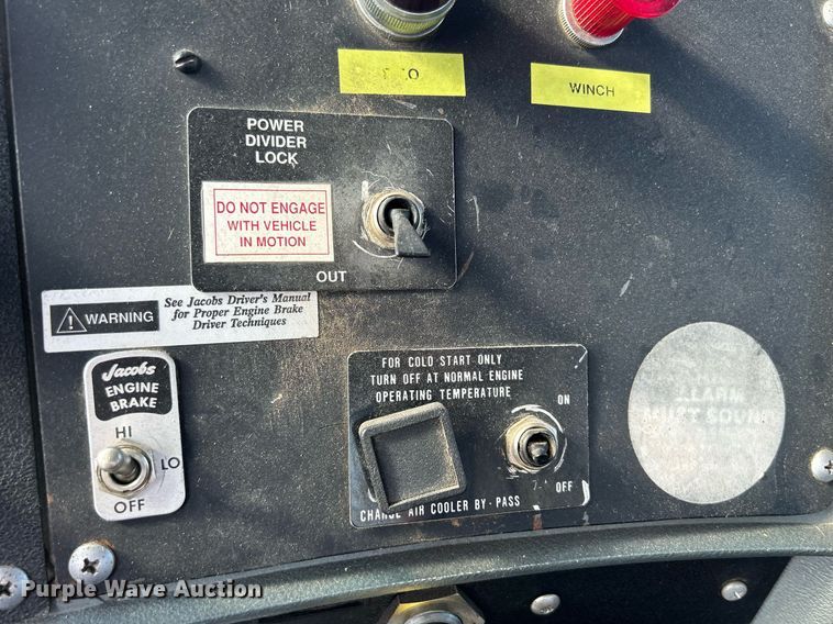 image for item DQ0957 1992 Mack RD690S  bucket truck