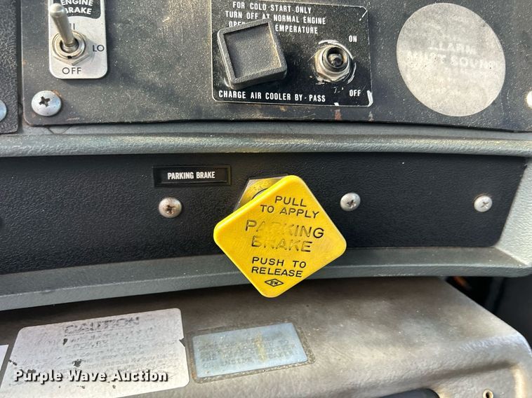 image for item DQ0957 1992 Mack RD690S  bucket truck