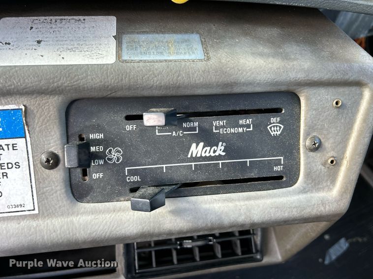 image for item DQ0957 1992 Mack RD690S  bucket truck