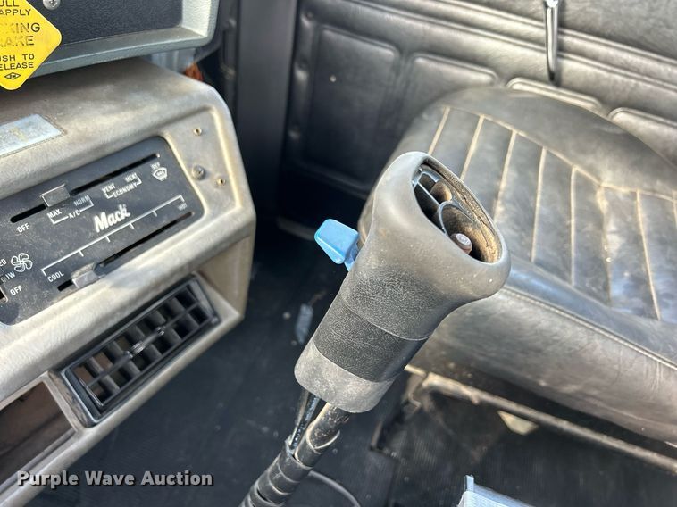 image for item DQ0957 1992 Mack RD690S  bucket truck