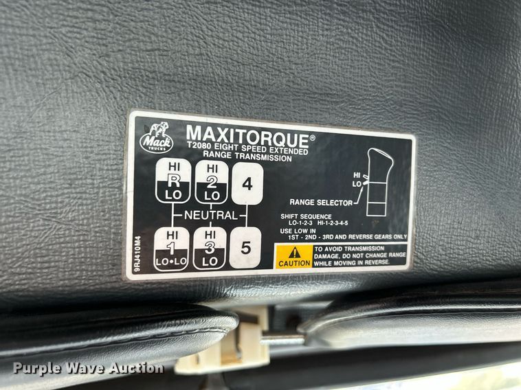 image for item DQ0957 1992 Mack RD690S  bucket truck