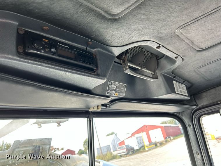 image for item DQ0957 1992 Mack RD690S  bucket truck