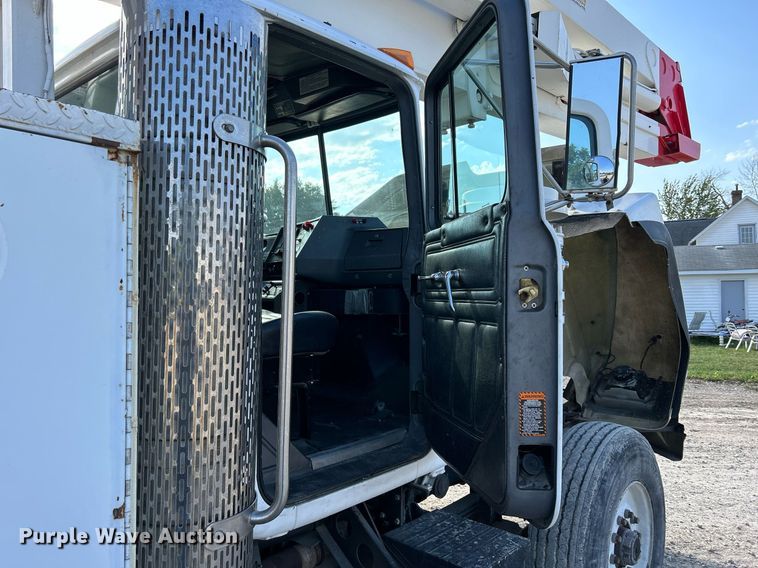 image for item DQ0957 1992 Mack RD690S  bucket truck