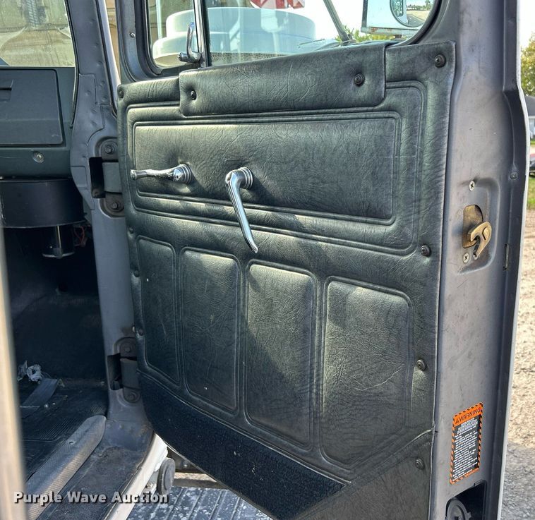 image for item DQ0957 1992 Mack RD690S  bucket truck