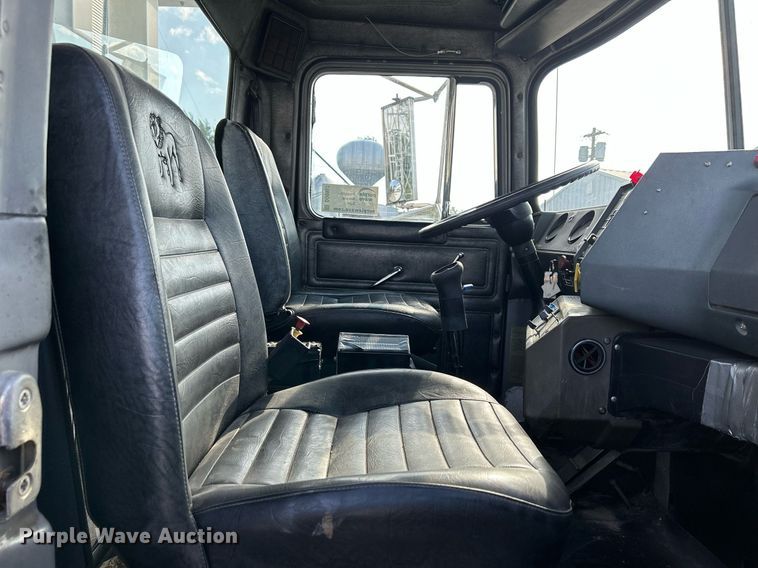 image for item DQ0957 1992 Mack RD690S  bucket truck