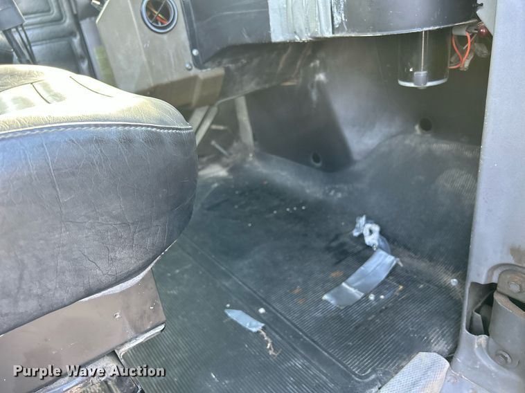 image for item DQ0957 1992 Mack RD690S  bucket truck