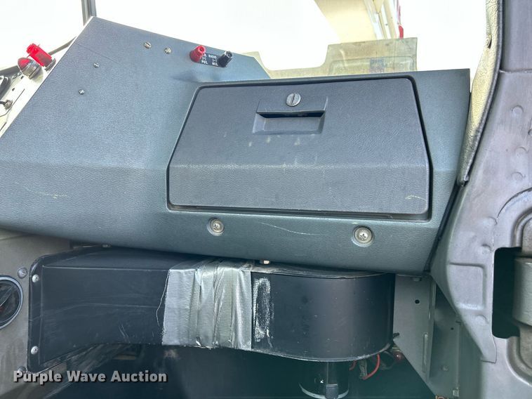 image for item DQ0957 1992 Mack RD690S  bucket truck