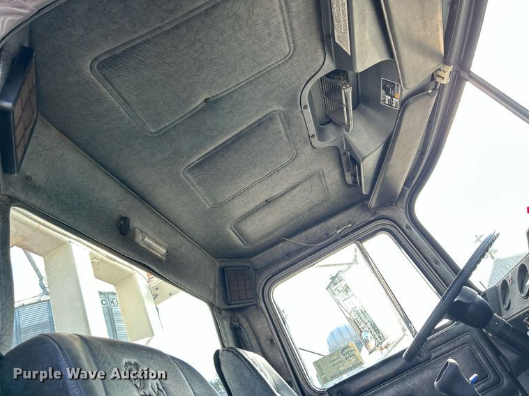 image for item DQ0957 1992 Mack RD690S  bucket truck