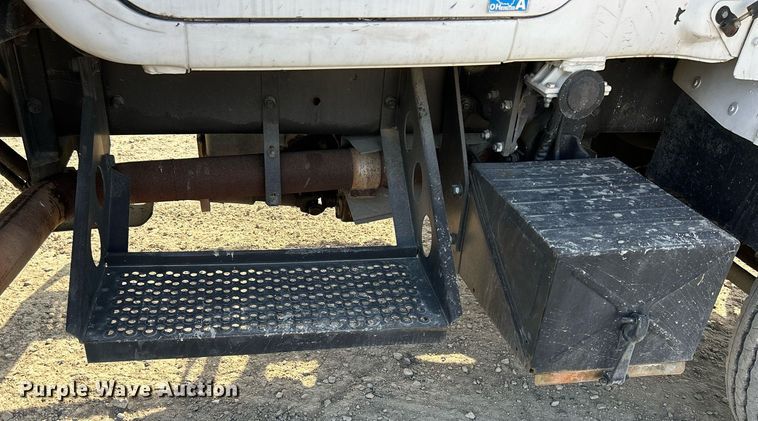 image for item DQ0957 1992 Mack RD690S  bucket truck