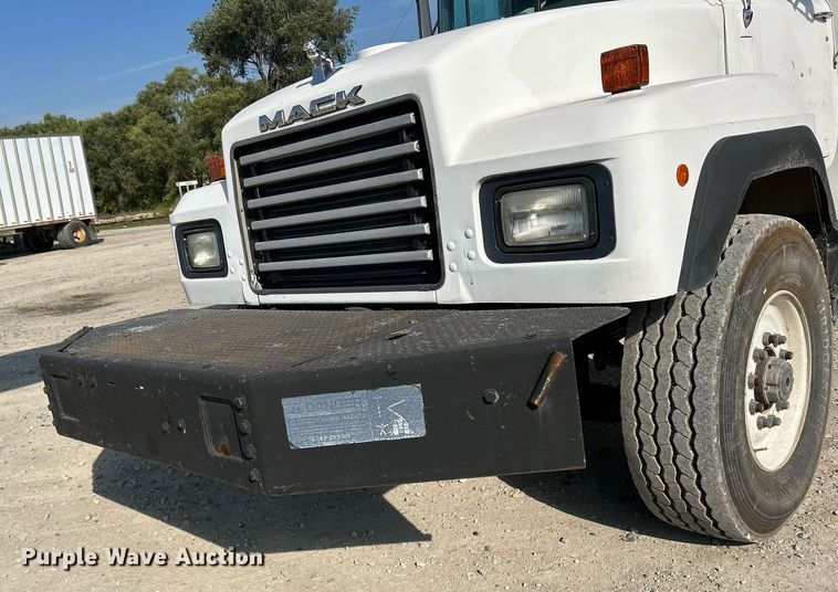 image for item DQ0957 1992 Mack RD690S  bucket truck