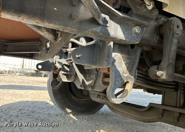 image for item DQ0957 1992 Mack RD690S  bucket truck