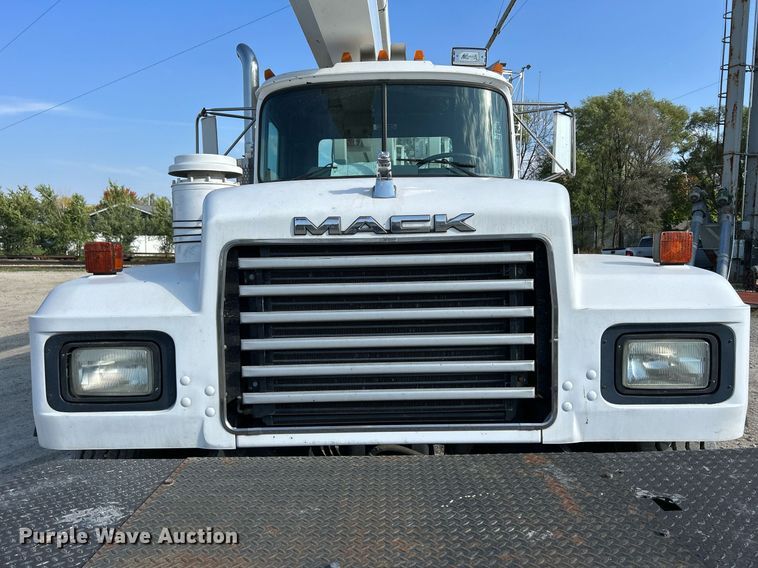 image for item DQ0957 1992 Mack RD690S  bucket truck