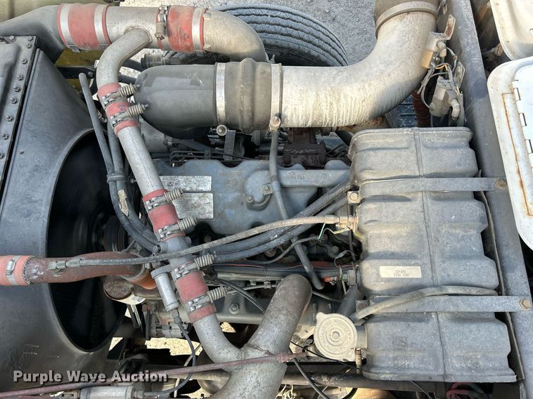 image for item DQ0957 1992 Mack RD690S  bucket truck