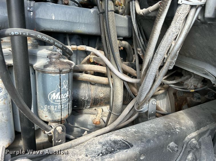 image for item DQ0957 1992 Mack RD690S  bucket truck