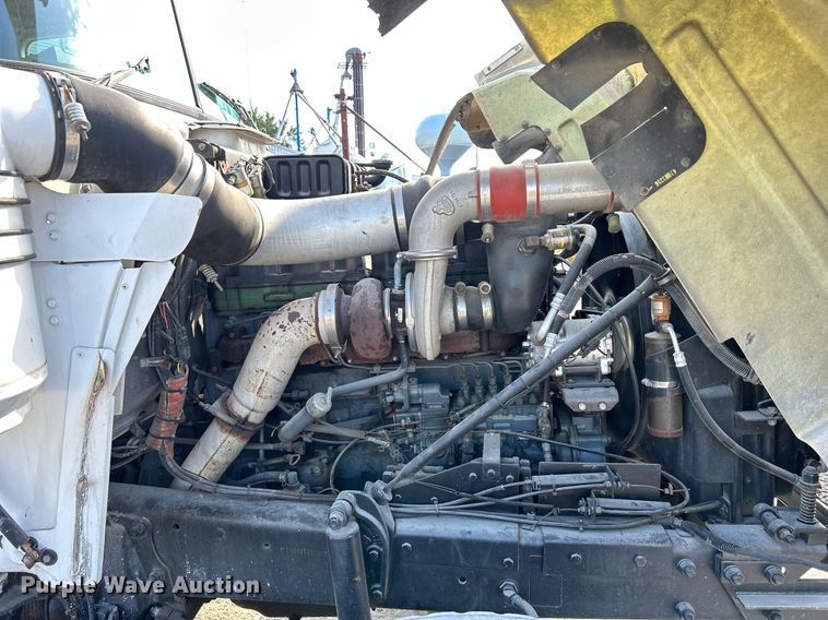 image for item DQ0957 1992 Mack RD690S  bucket truck