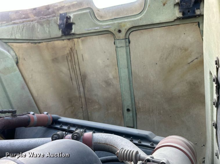 image for item DQ0957 1992 Mack RD690S  bucket truck