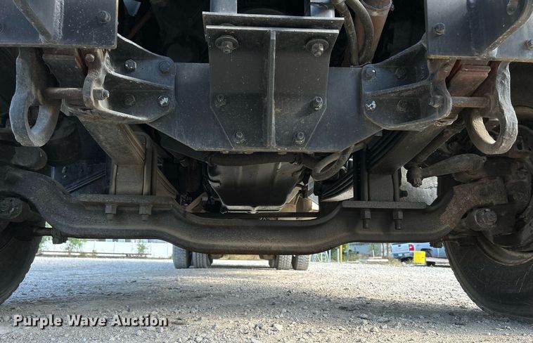 image for item DQ0957 1992 Mack RD690S  bucket truck