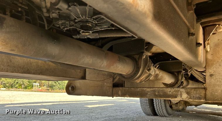 image for item DQ0957 1992 Mack RD690S  bucket truck