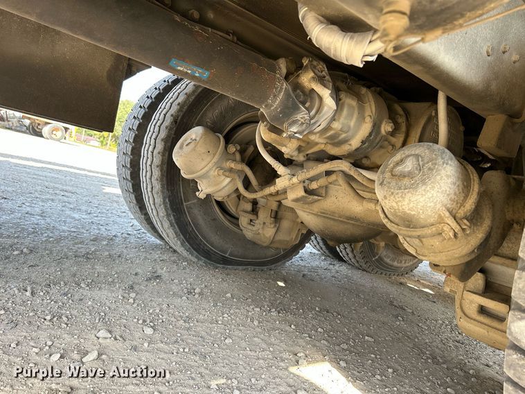 image for item DQ0957 1992 Mack RD690S  bucket truck