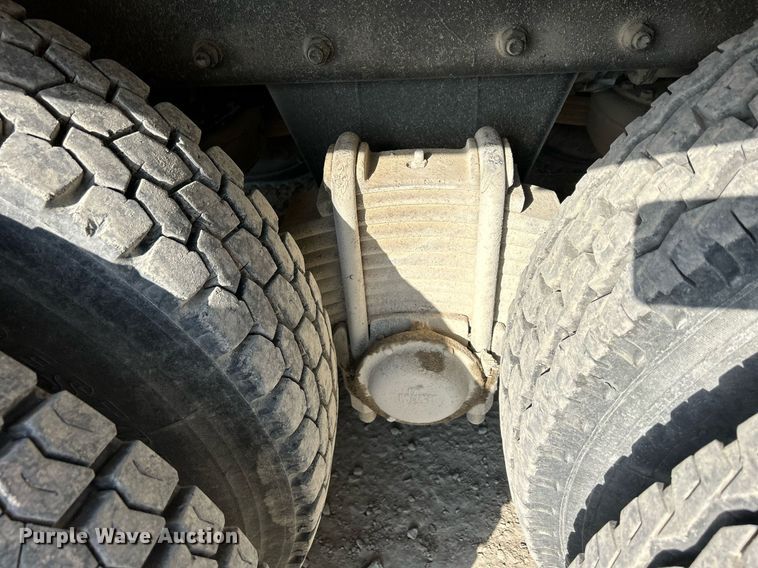 image for item DQ0957 1992 Mack RD690S  bucket truck