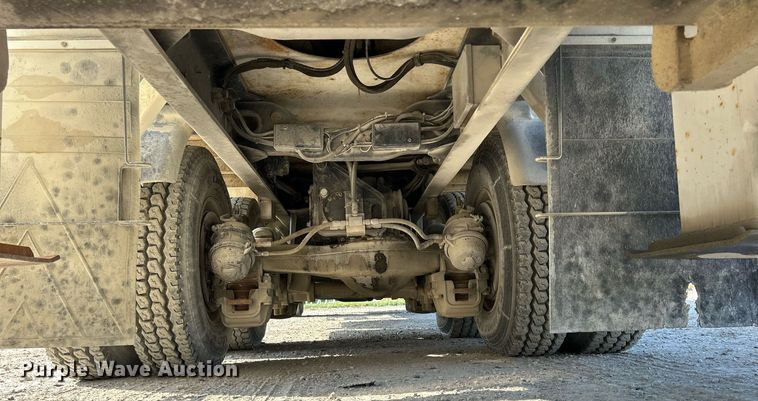 image for item DQ0957 1992 Mack RD690S  bucket truck