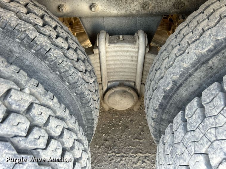 image for item DQ0957 1992 Mack RD690S  bucket truck