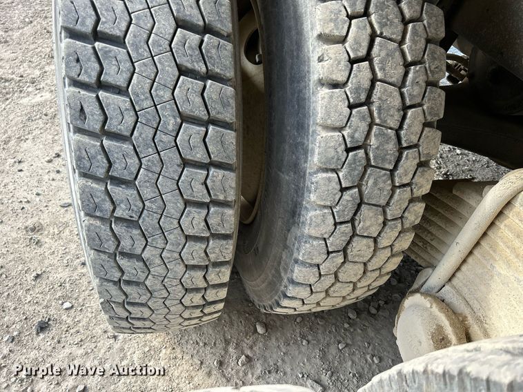 image for item DQ0957 1992 Mack RD690S  bucket truck