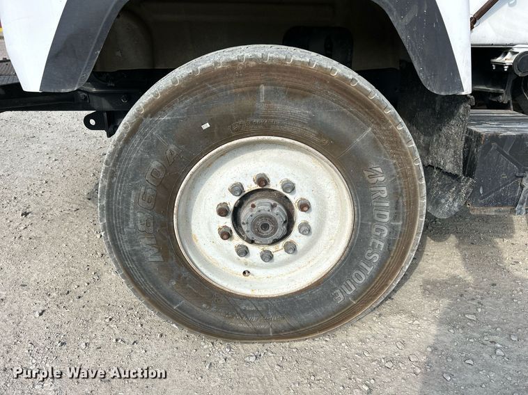 image for item DQ0957 1992 Mack RD690S  bucket truck