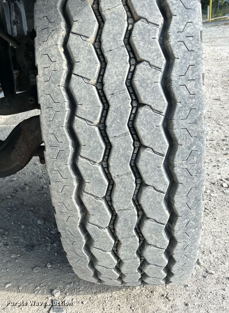 image for item DQ0957 1992 Mack RD690S  bucket truck