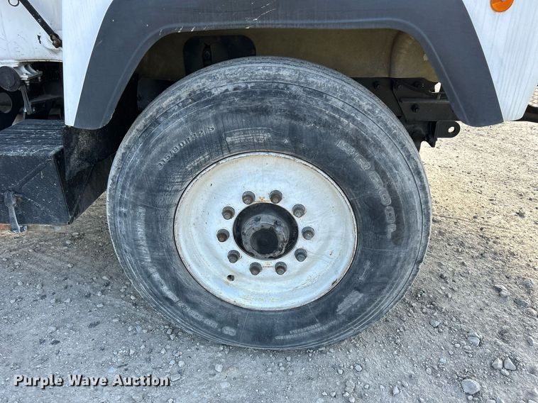 image for item DQ0957 1992 Mack RD690S  bucket truck