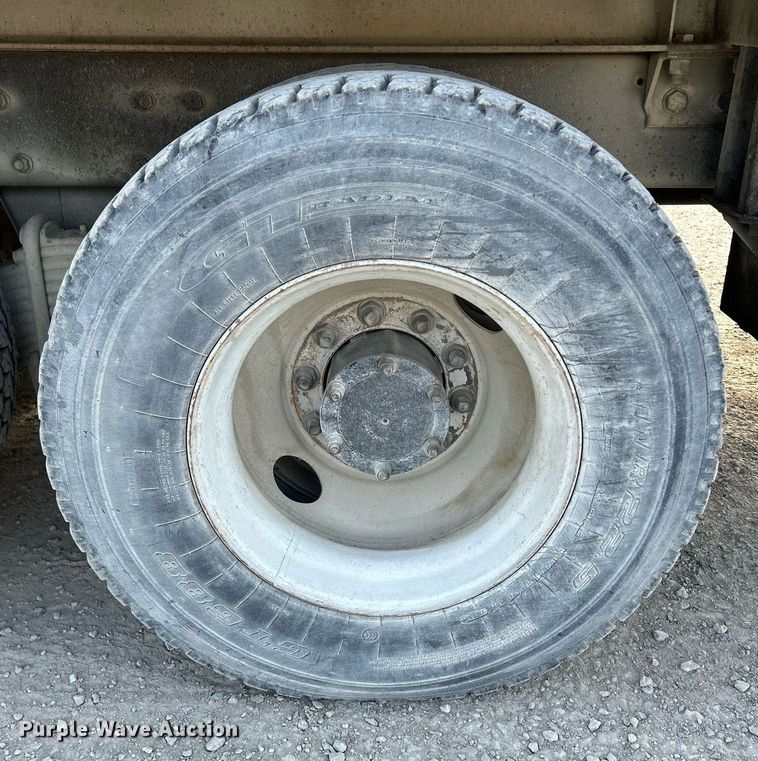 image for item DQ0957 1992 Mack RD690S  bucket truck