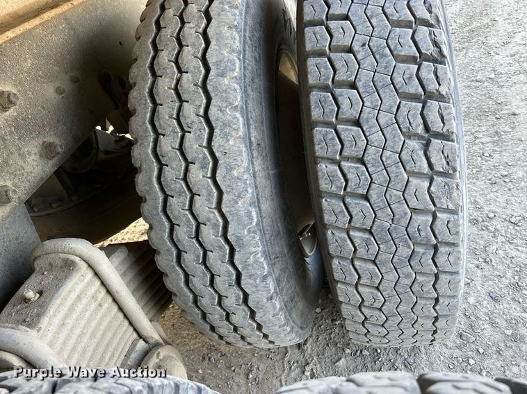 image for item DQ0957 1992 Mack RD690S  bucket truck