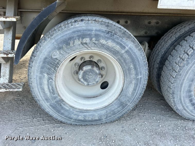 image for item DQ0957 1992 Mack RD690S  bucket truck