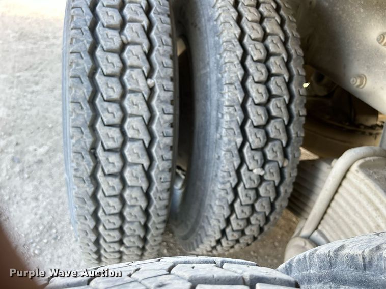 image for item DQ0957 1992 Mack RD690S  bucket truck