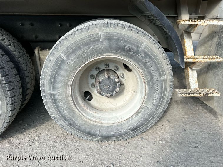 image for item DQ0957 1992 Mack RD690S  bucket truck