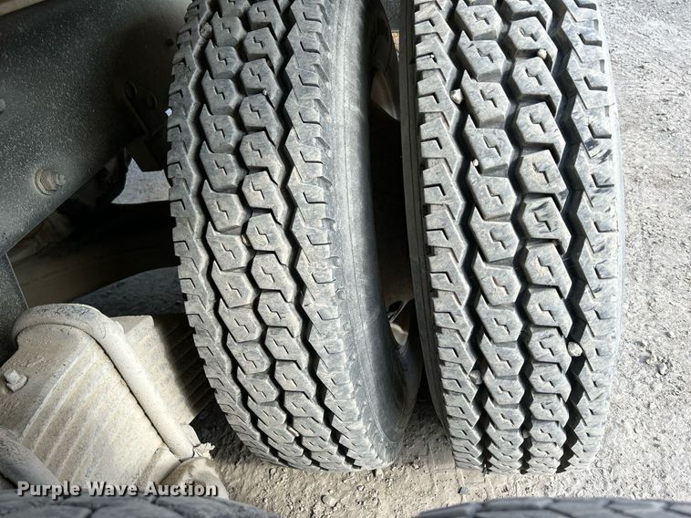 image for item DQ0957 1992 Mack RD690S  bucket truck