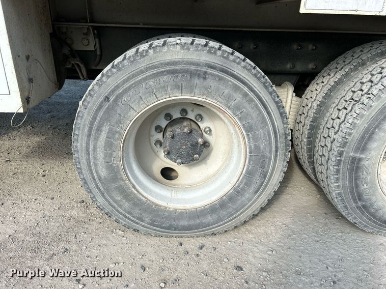 image for item DQ0957 1992 Mack RD690S  bucket truck