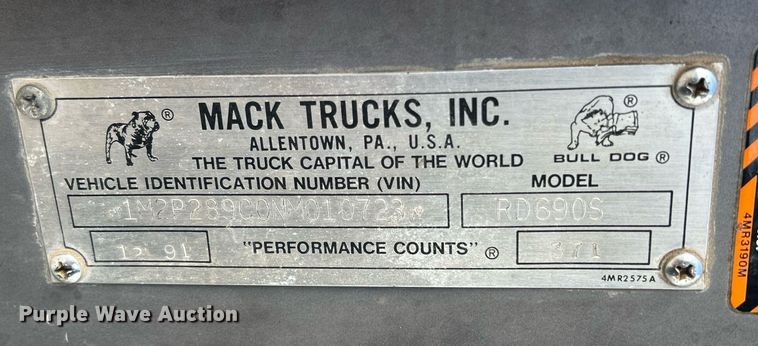 image for item DQ0957 1992 Mack RD690S  bucket truck