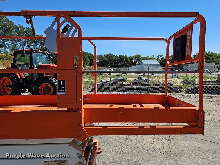 image for item DQ1175 2015 Snorkel S4726E  scissor lift
