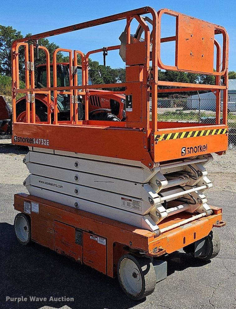 image for item DQ1176 2016 Snorkel S4732E  scissor lift