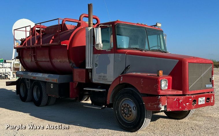 image for item DQ2213 1995 White GMC  vacuum truck