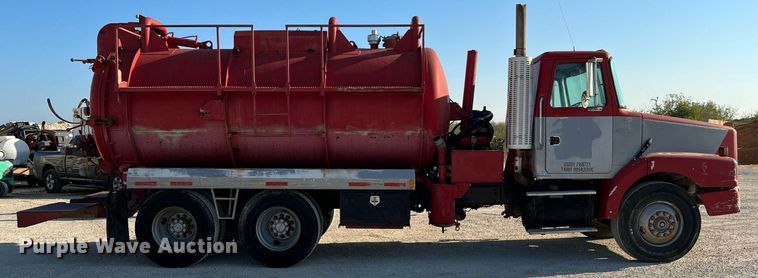 image for item DQ2213 1995 White GMC  vacuum truck