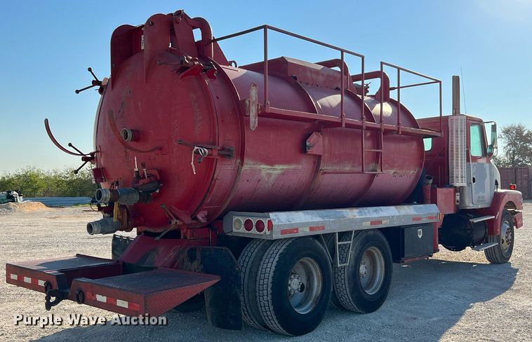 image for item DQ2213 1995 White GMC  vacuum truck