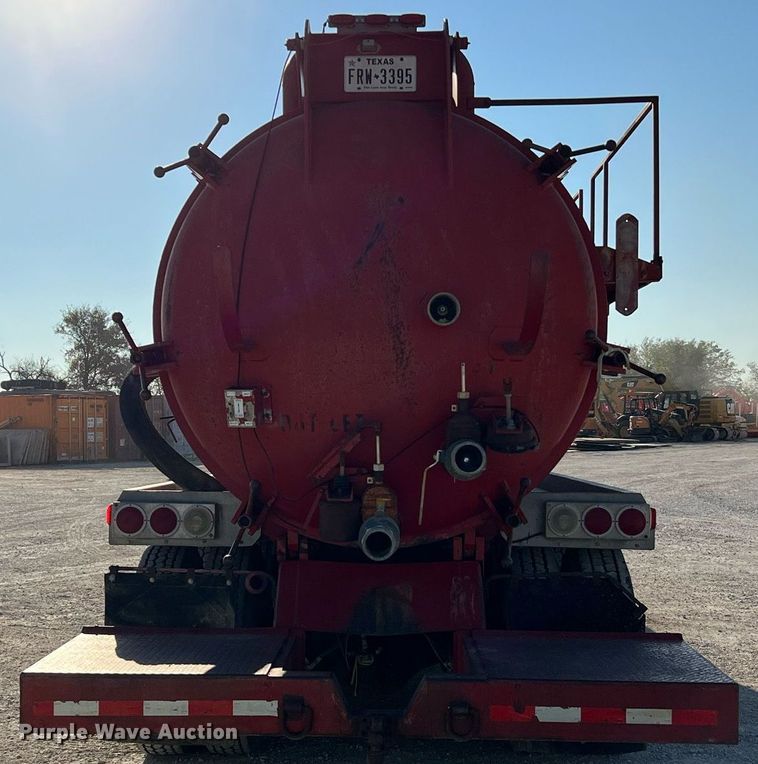 image for item DQ2213 1995 White GMC  vacuum truck