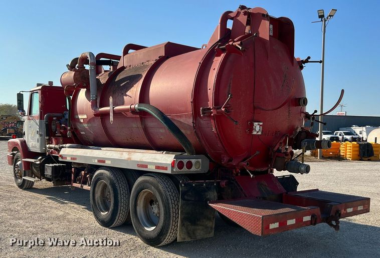 image for item DQ2213 1995 White GMC  vacuum truck