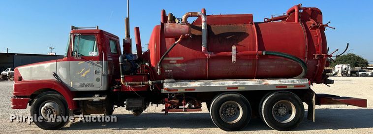 image for item DQ2213 1995 White GMC  vacuum truck