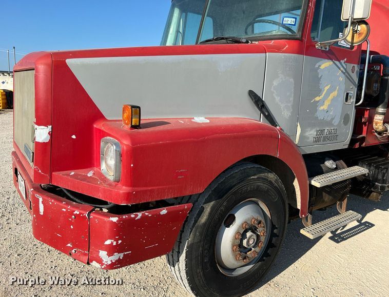 image for item DQ2213 1995 White GMC  vacuum truck