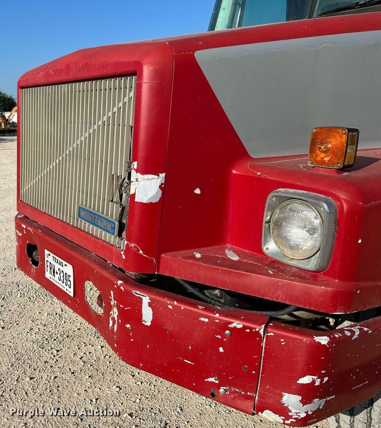 image for item DQ2213 1995 White GMC  vacuum truck